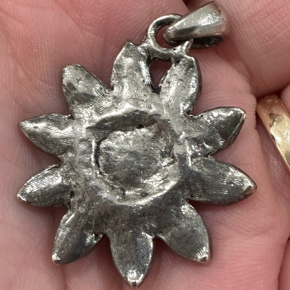 ENAMEL and metal flower pendant GUC - Picture 3 of 7